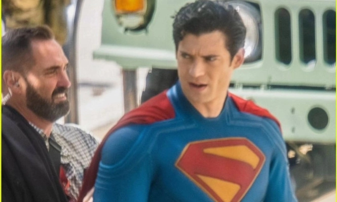 Superman de James Gunn mostra o novo traje em fotos